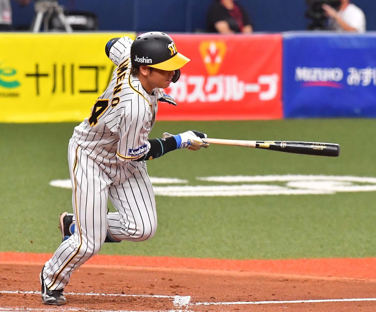 阪神対広島　5回裏阪神2死、中前安打を放つ梅野隆太郎（撮影・上田博志）