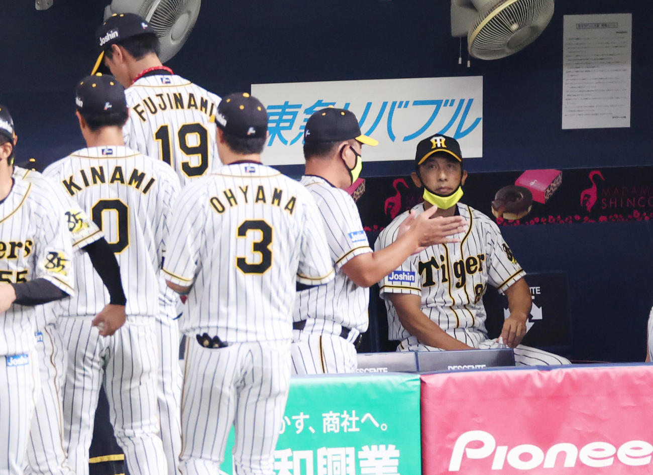 阪神対広島　初回3失点でベンチに戻る藤浪晋太郎と矢野耀大監督（撮影・清水貴仁）