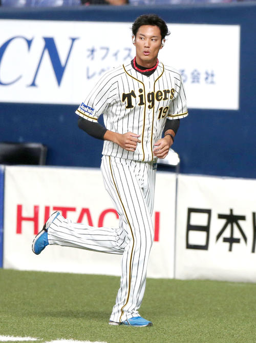 阪神対広島　試合前、体を動かす藤浪（撮影・上山淳一）