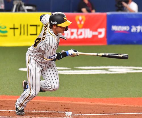 阪神対広島　5回裏阪神2死、中前安打を放つ梅野隆太郎（撮影・上田博志）