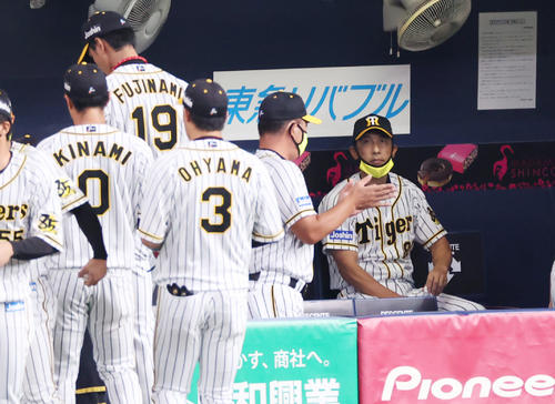 阪神対広島　初回3失点でベンチに戻る藤浪晋太郎と矢野耀大監督（撮影・清水貴仁）