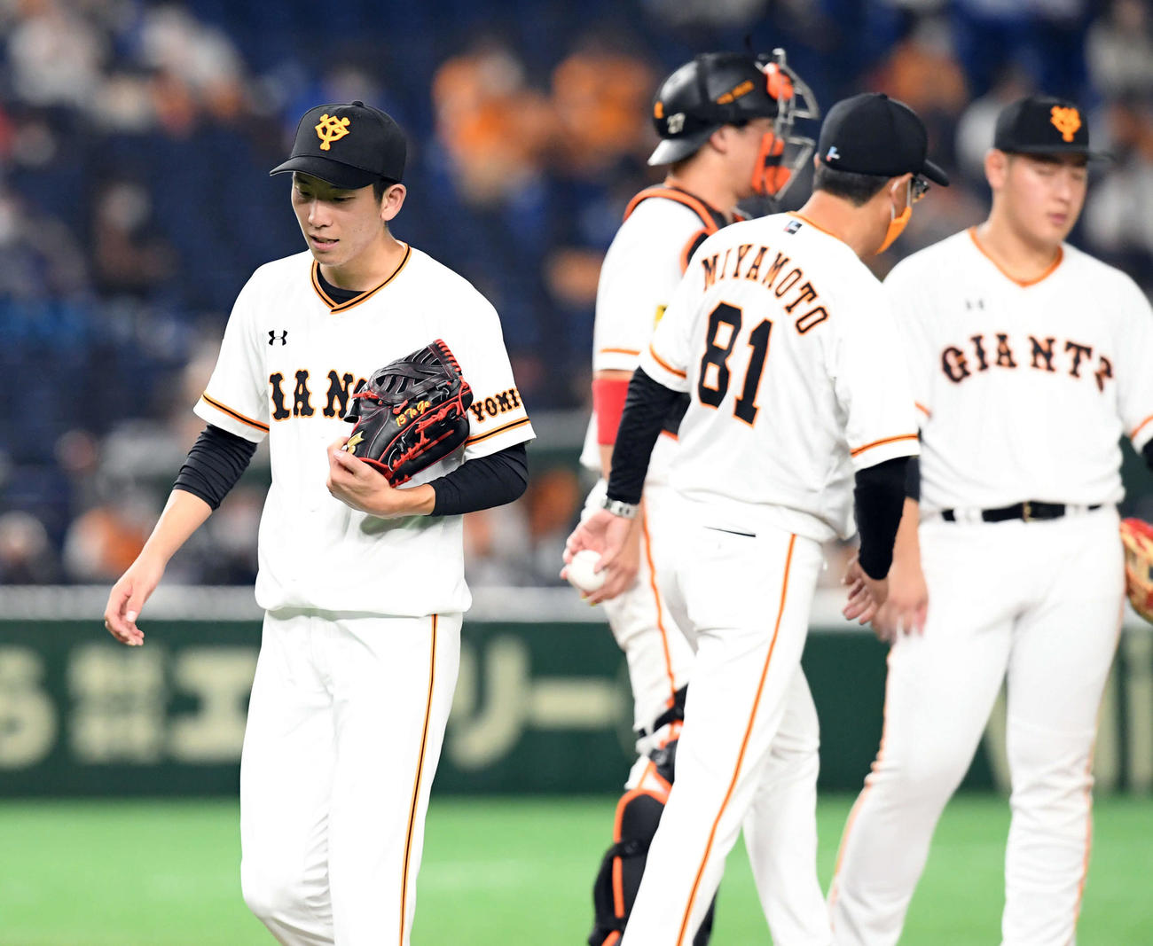 巨人対中日　6回途中でマウンドを降りる巨人の先発戸郷（撮影・たえ見朱実）