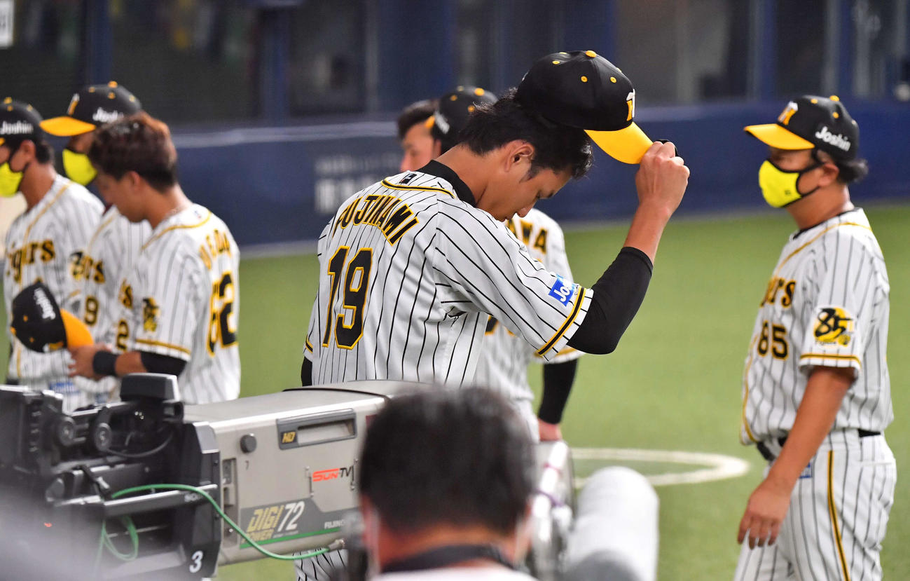 初勝利ならずグラウンドに一礼して引き揚げる藤浪晋太郎（撮影・上田博志）