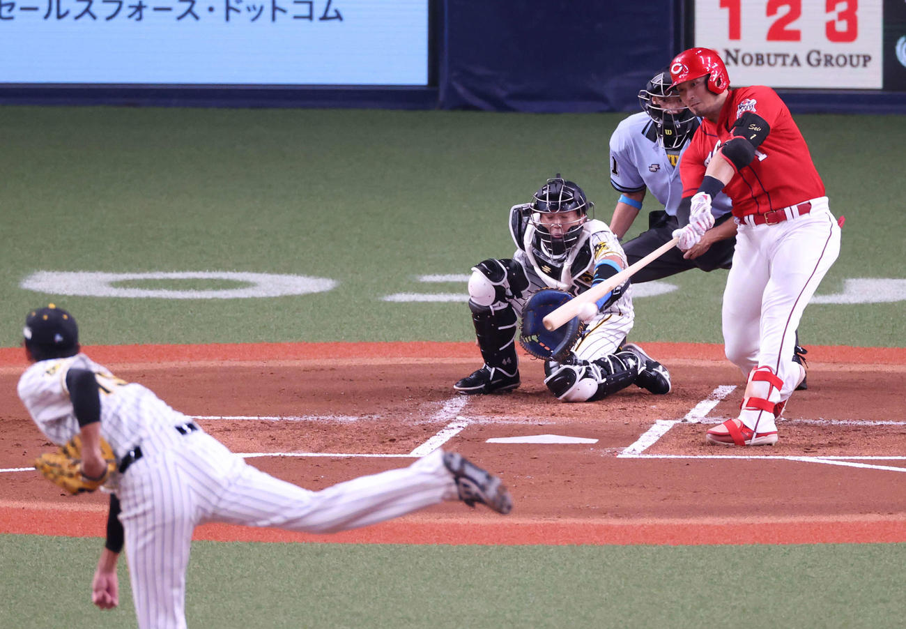 1回表広島1死一、三塁、鈴木誠は左前先制適時打を放つ。投手は藤浪（撮影・清水貴仁）