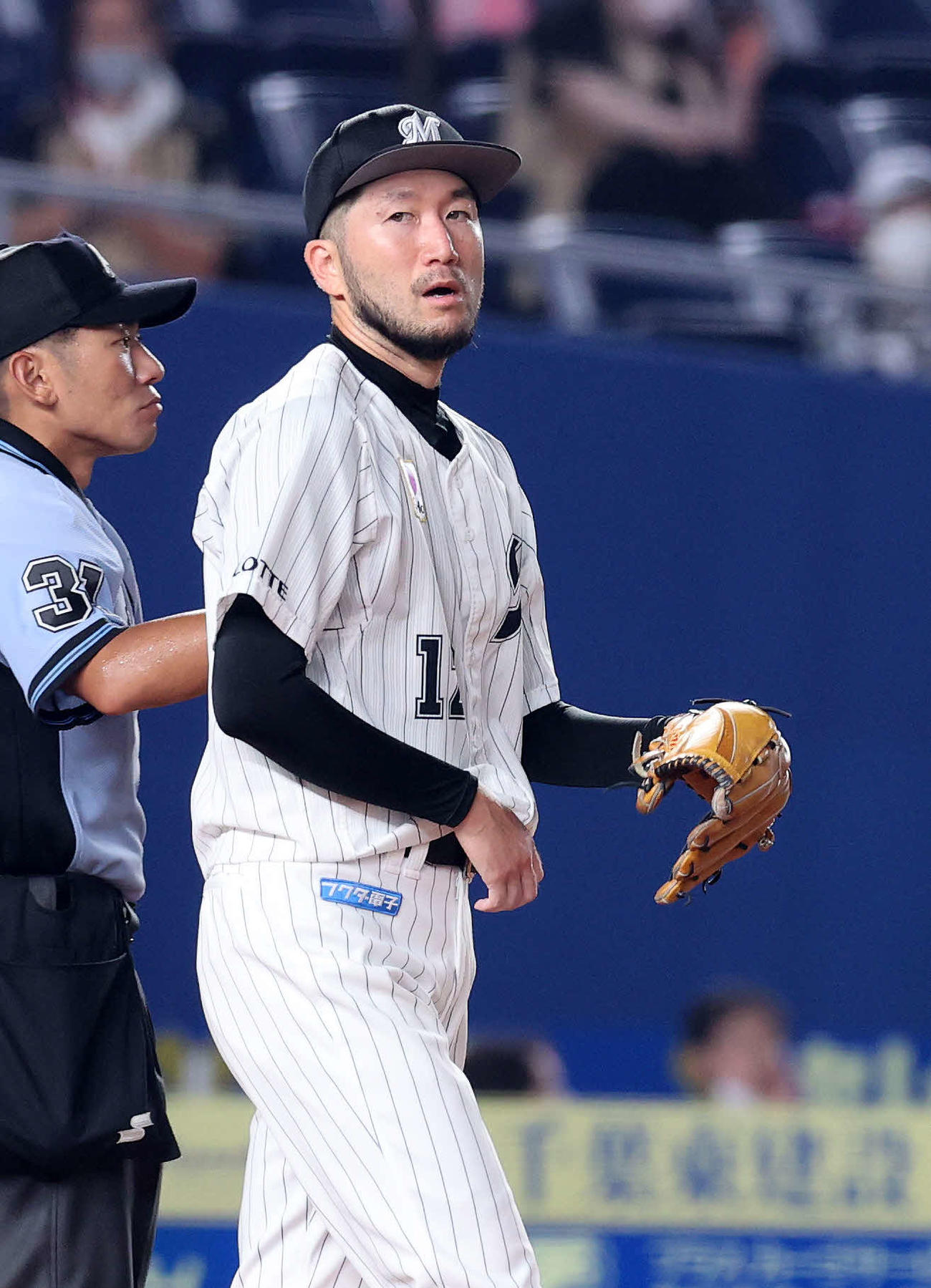 ロッテ対日本ハム　6回表日本ハム無死一、二塁、杉谷の中越え適時三塁打を放たれ悔しそうな表情を見せるロッテ石川（撮影・鈴木正人）