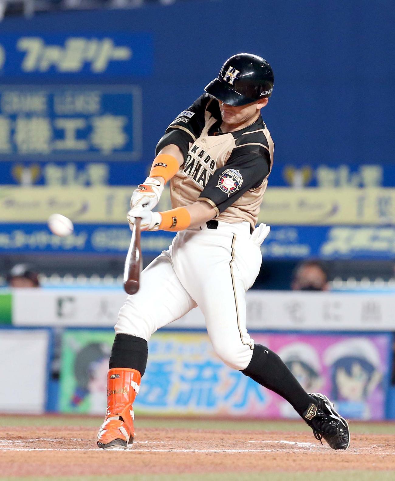 ロッテ対日本ハム　6回表日本ハム無死一、二塁、杉谷は適時三塁打を放つ（撮影・佐藤翔太）