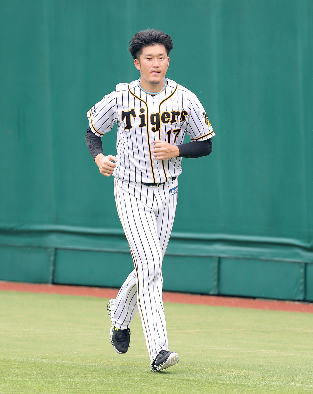 2020年7月27日、甲子園球場の外野で走り込む阪神岩貞祐太（撮影・前田充）