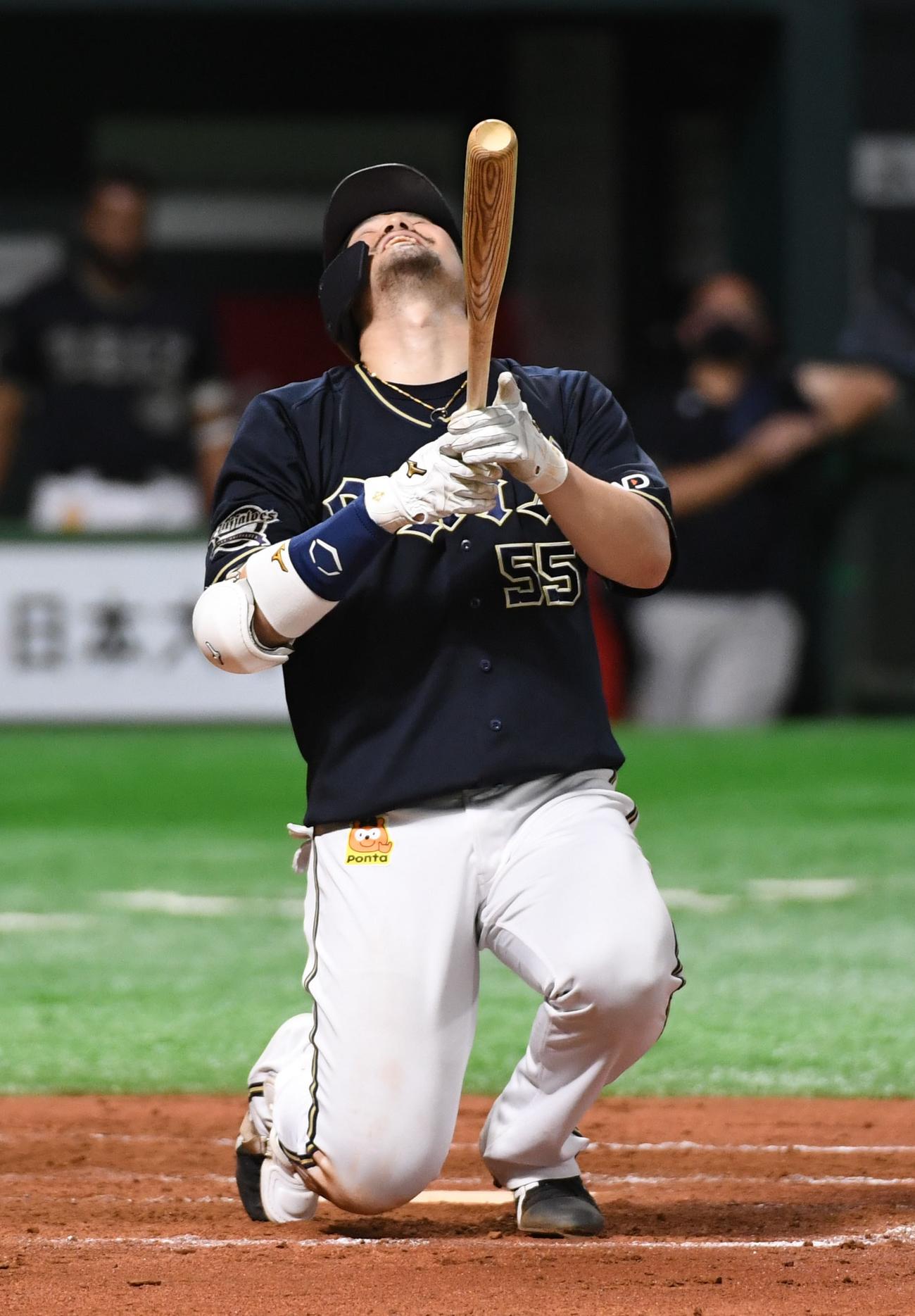 ソフトバンク対オリックス　8回表オリックス2死、T－岡田は見逃しの三振に倒れガックリする（撮影・今浪浩三）