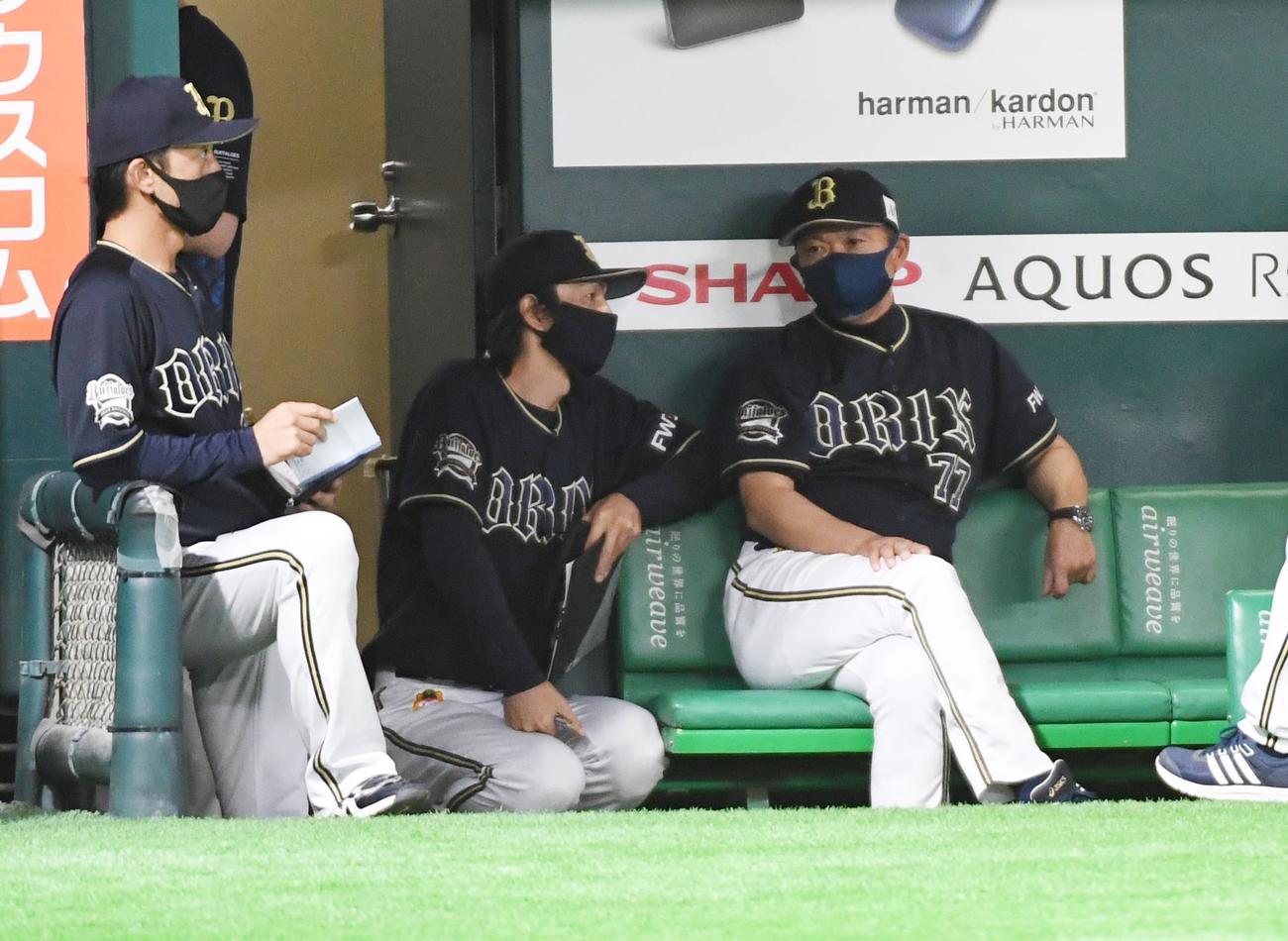 ソフトバンク対オリックス　7回表、ベンチから戦況を見守る西村監督（右）（撮影・今浪浩三）