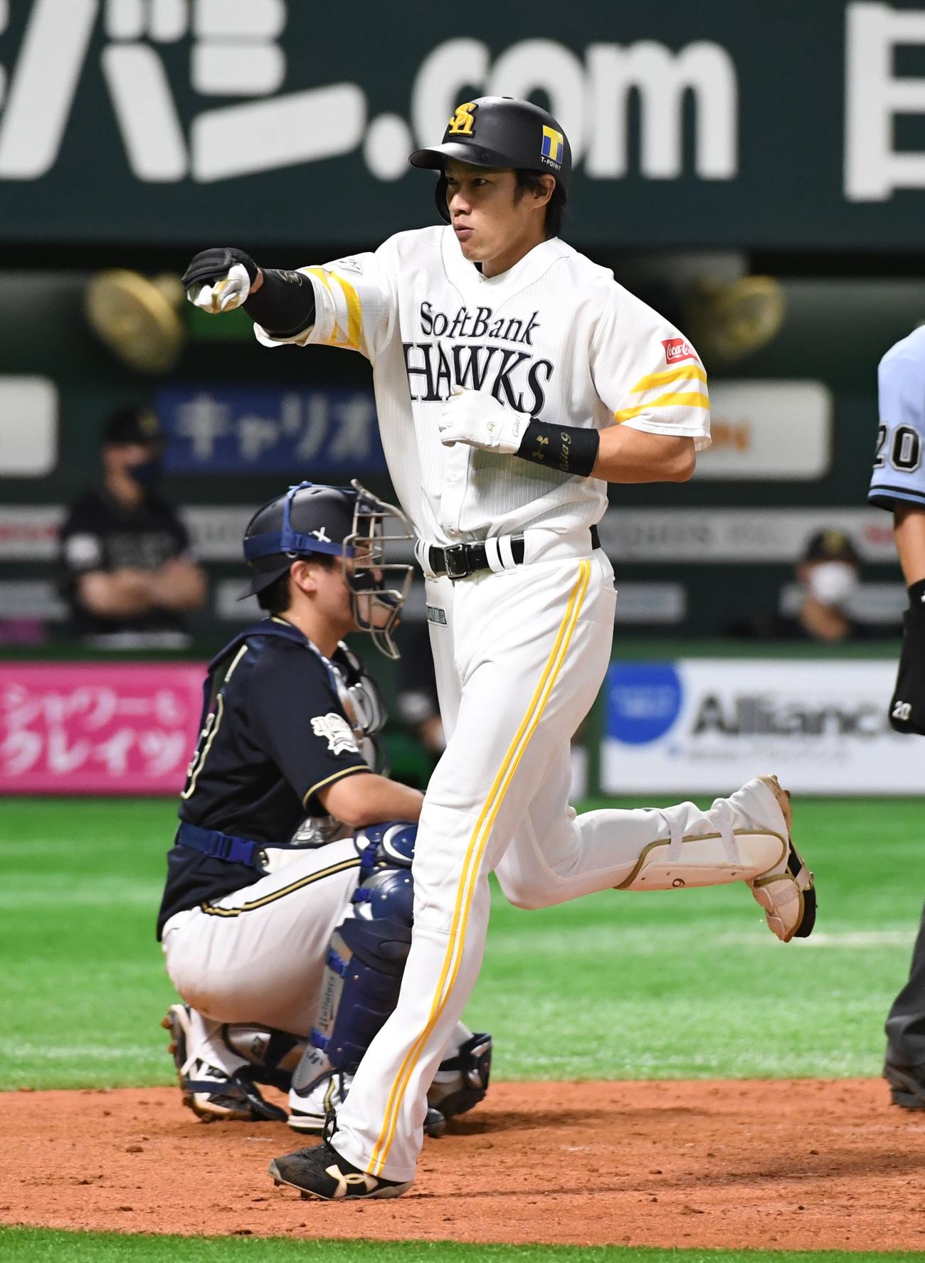ソフトバンク対オリックス　8回裏ソフトバンク2死一、二塁、柳田は右越えに決勝の3点本塁打を放ち生還する（撮影・今浪浩三）