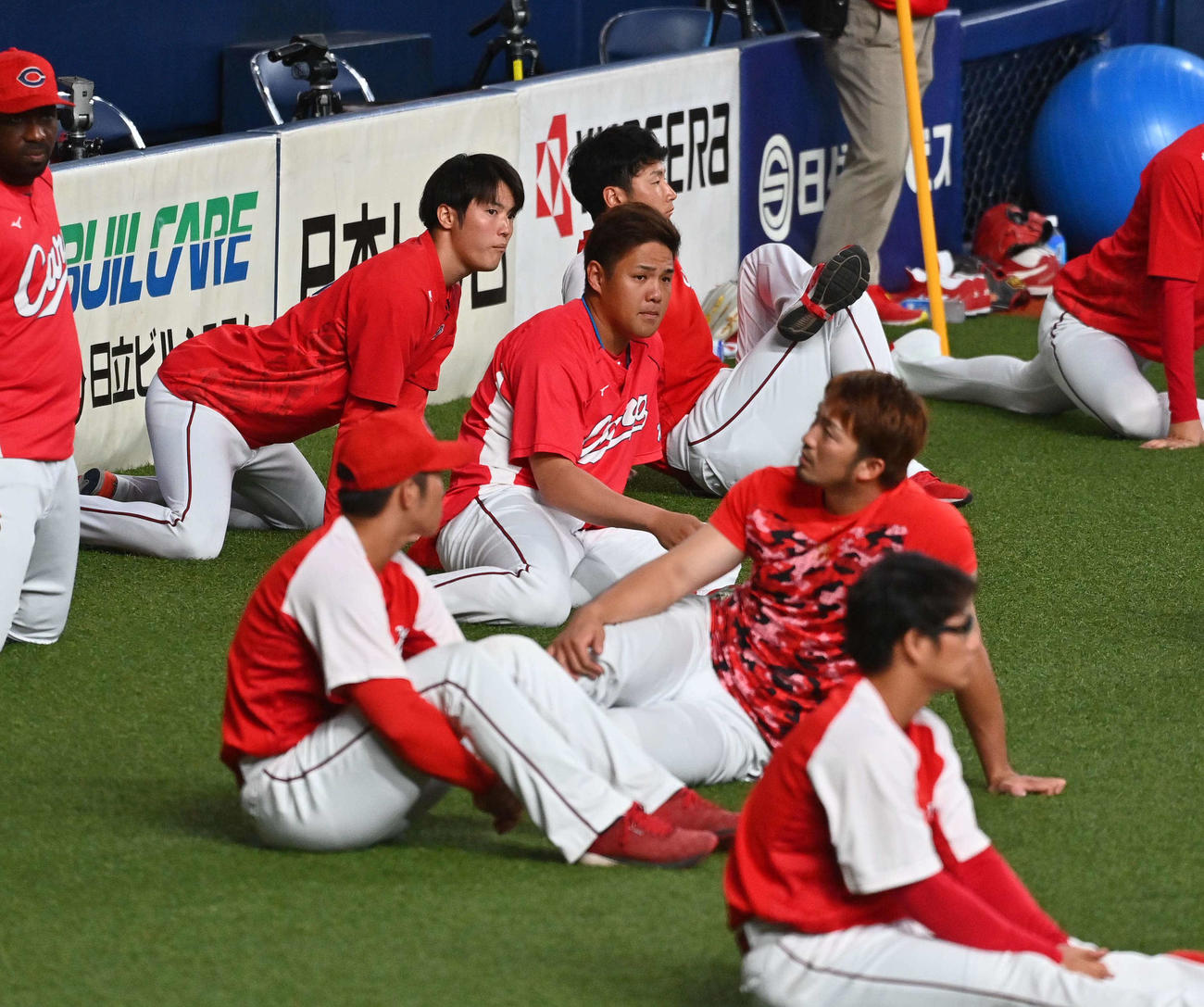 ストレッチする森下暢仁（左）（撮影・上田博志）