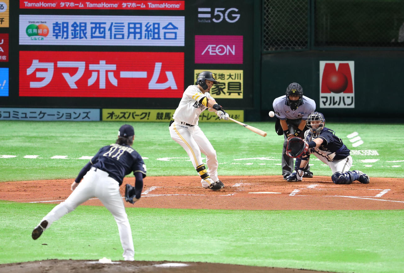 1回裏ソフトバンク1死二塁、中村晃は中前に同点適時打を放つ（撮影・梅根麻紀）