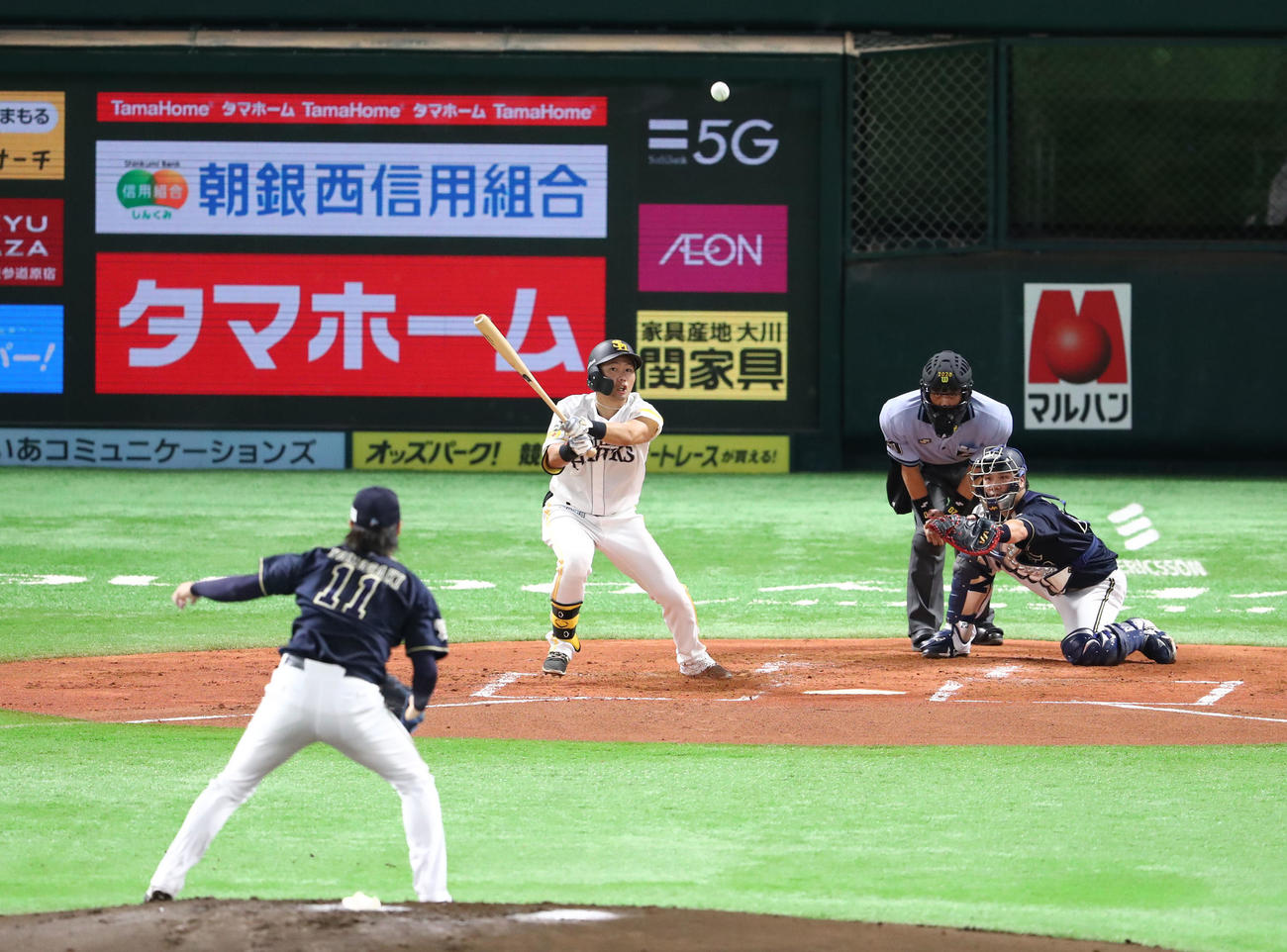 1回裏ソフトバンク1死二塁、中村晃は中前に同点適時打を放つ（撮影・梅根麻紀）