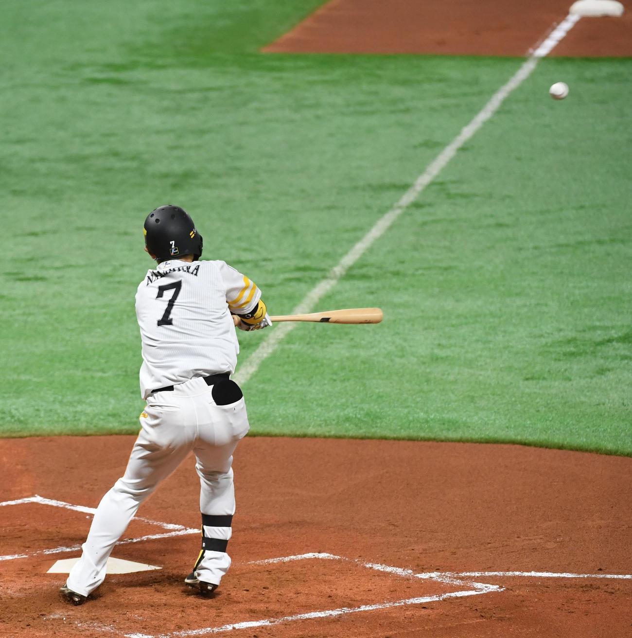 1回裏ソフトバンク1死二塁、中村晃は中前に同点適時打を放つ（撮影・今浪浩三）