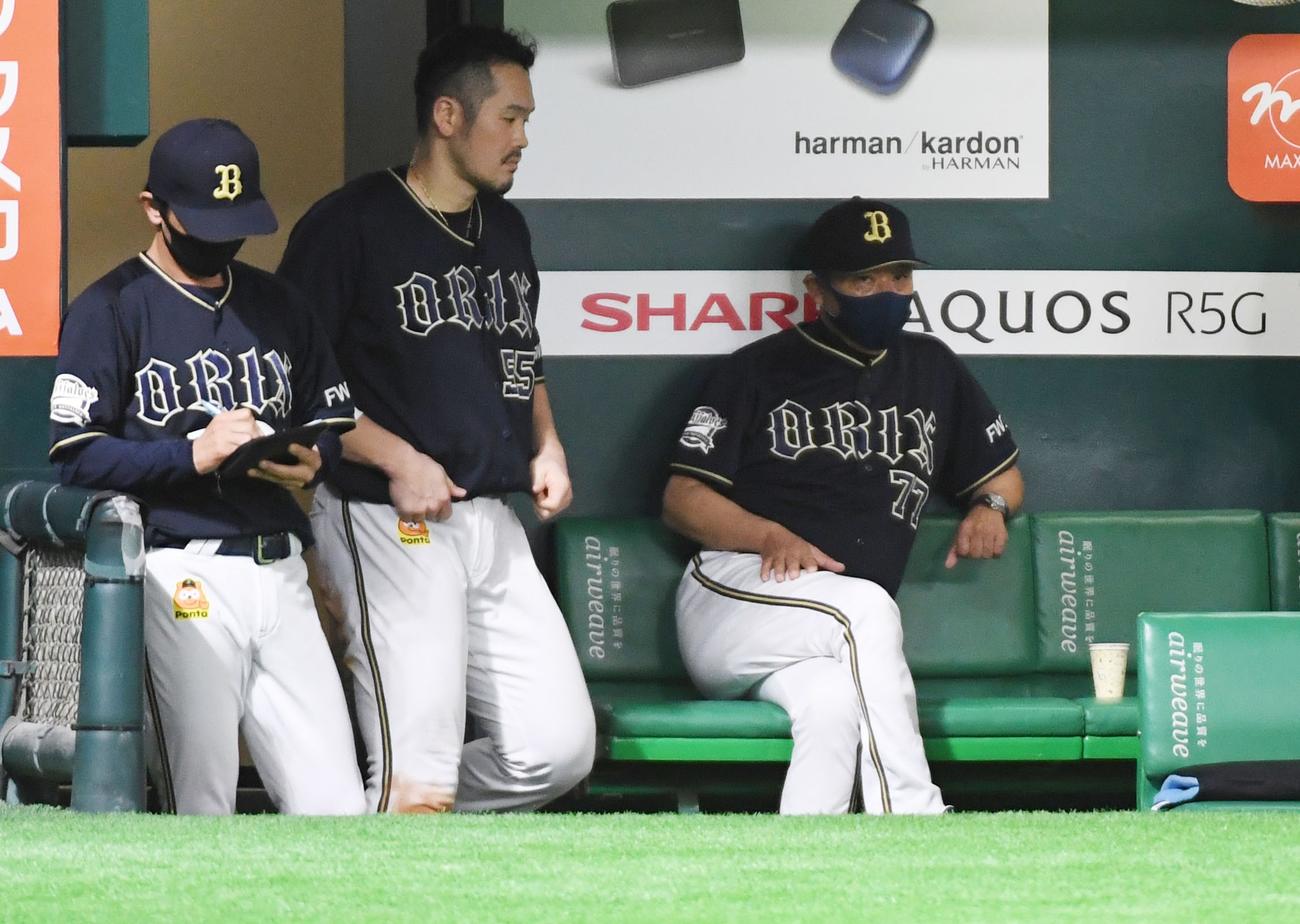 ソフトバンク対オリックス　7回表、ベンチから戦況を見守る西村監督（右）（撮影・今浪浩三）