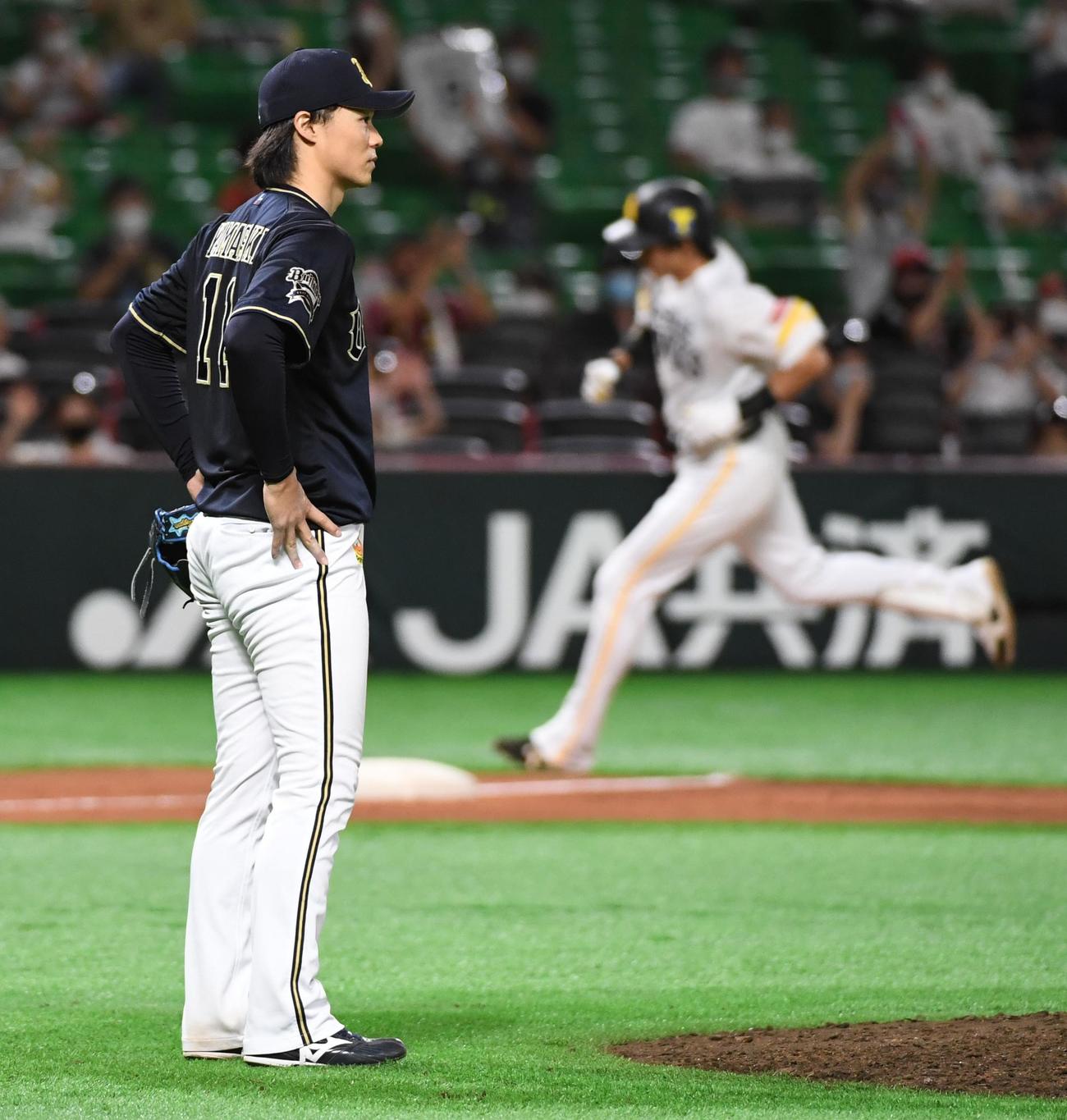 ソフトバンク対オリックス　8回裏ソフトバンク2死一、二塁、先発の山崎福は柳田に3点本塁打を浴びガックリする（撮影・今浪浩三）