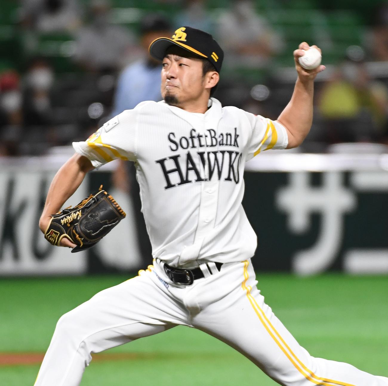 ソフトバンク対オリックス　8回表を抑えた嘉弥真新也（撮影・今浪浩三）