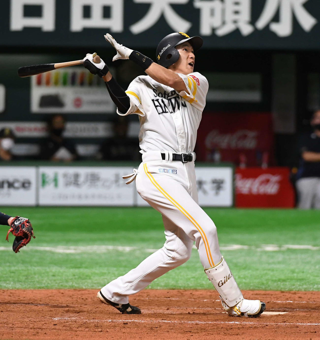 ソフトバンク対オリックス　8回裏ソフトバンク2死一、二塁、柳田は右越えに勝ち越しの3点本塁打を放つ（撮影・今浪浩三）