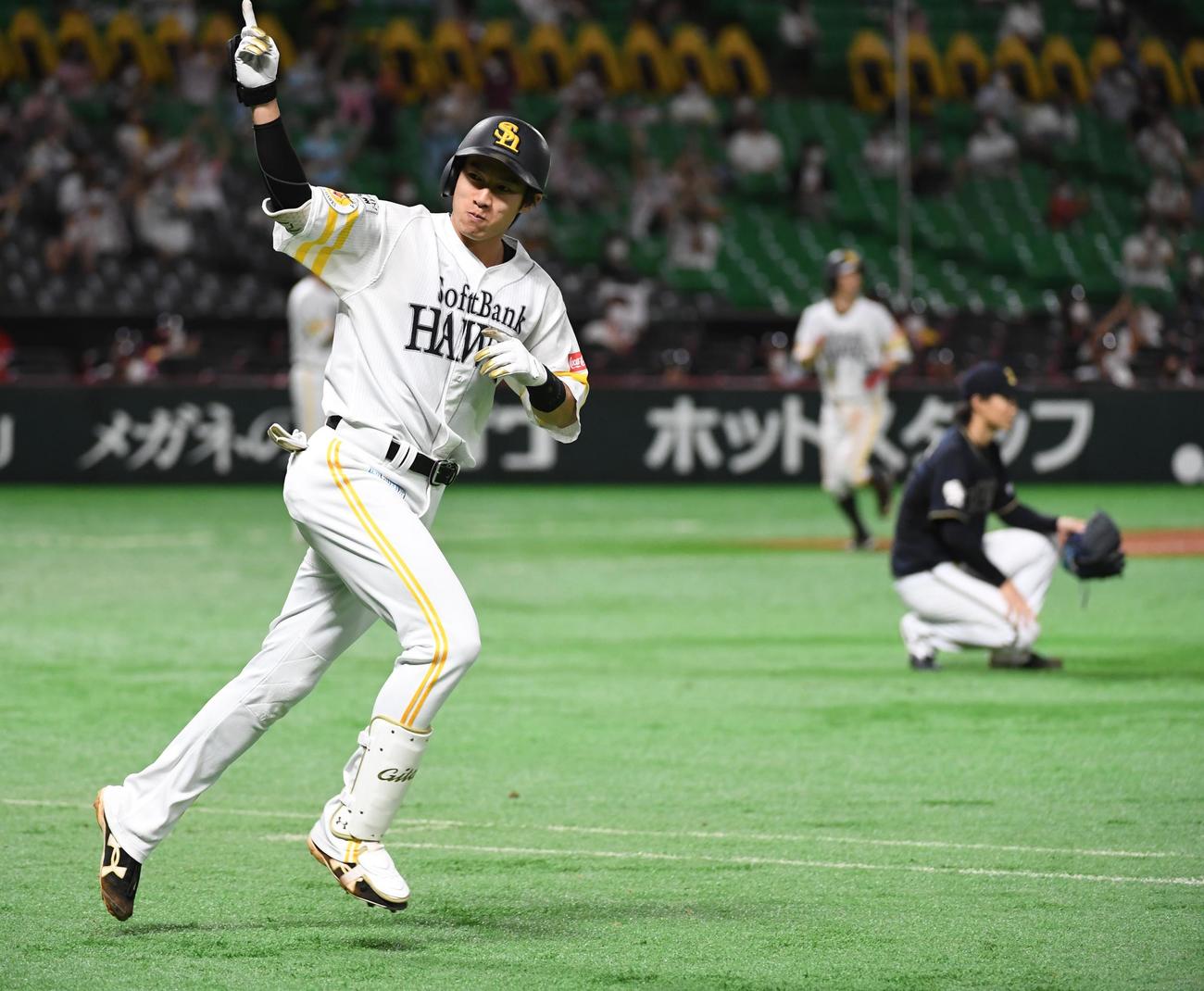 ソフトバンク対オリックス　8回裏ソフトバンク2死一、二塁、柳田は右越えに決勝の3点本塁打を放ちベンチに向かって指を指す。右はしゃがみ込むオリックス山崎福（撮影・今浪浩三）