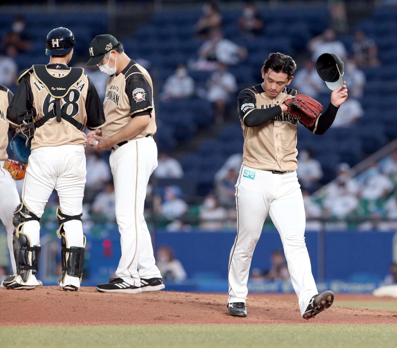 ロッテ対日本ハム　1回途中で降板する日本ハム北浦（撮影・佐藤翔太）