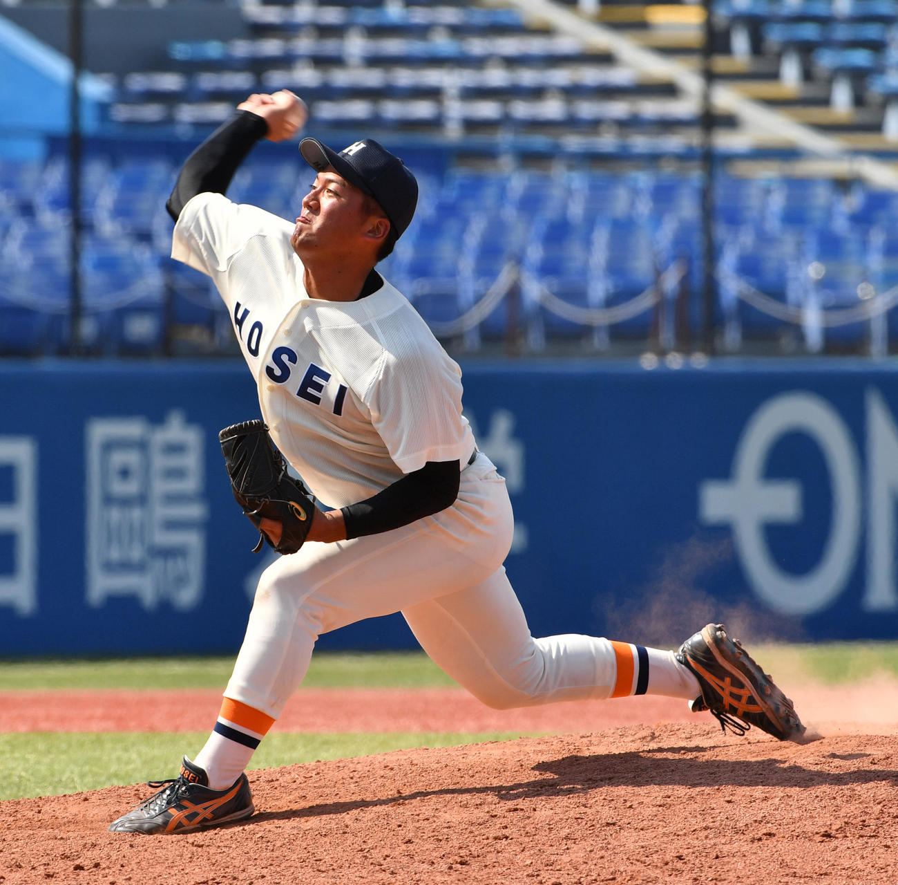 法大対明大　タイブレーク12回から登板した法大・野尻は無失点に抑えた（撮影・柴田隆二）