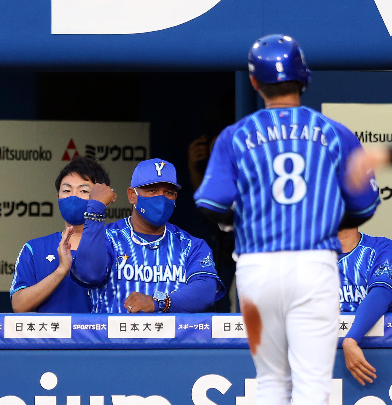 DeNA対ヤクルト　1回裏DeNA1死一、二塁、佐野の適時打で生還した神里（右）を出迎えるラミレス監督（撮影・大野祥一）