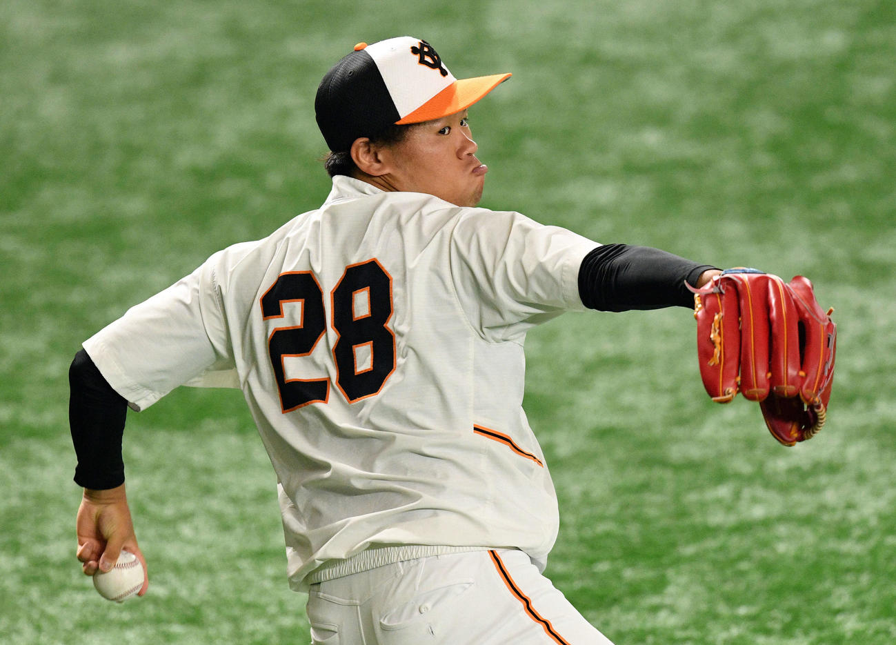巨人対中日　試合前練習で調整する巨人田口（撮影・滝沢徹郎）