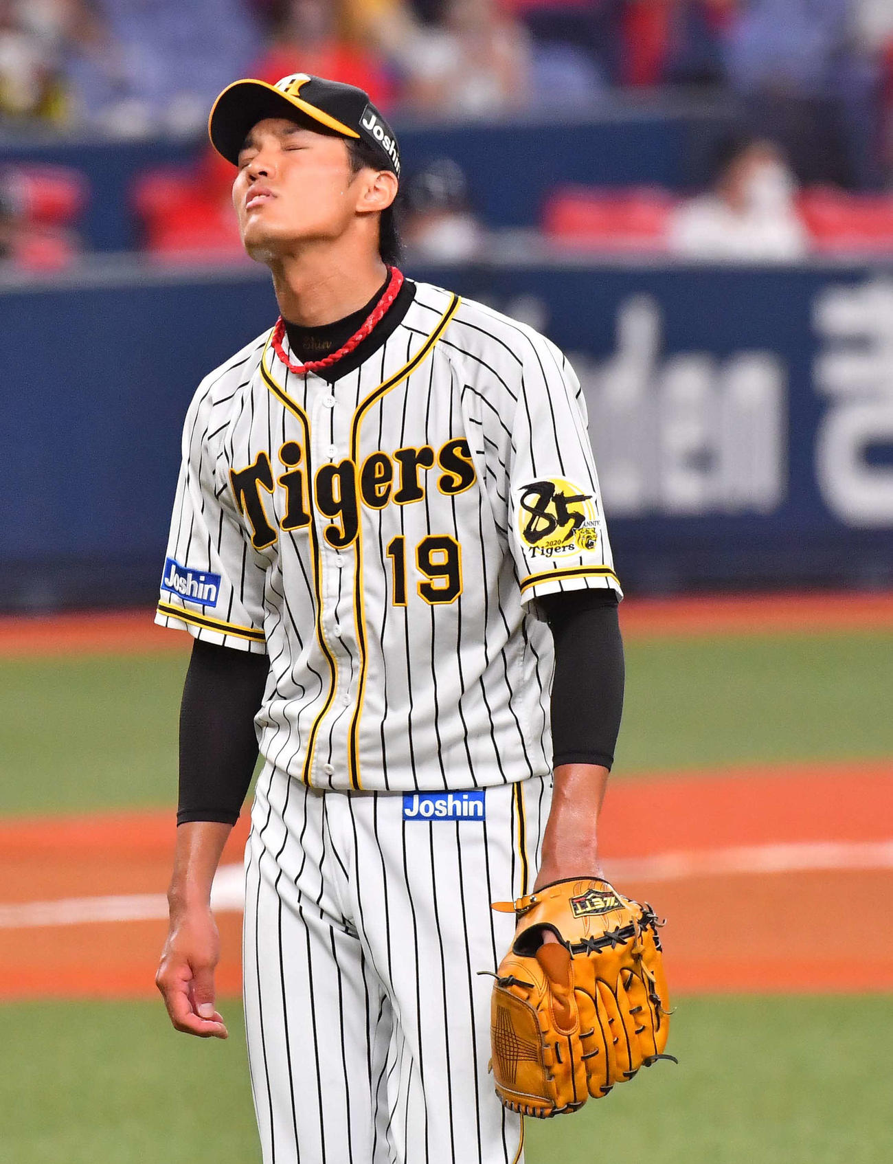 阪神対広島　6回表広島2死一、二塁、森下暢仁に2点適時二塁打を浴びた藤浪晋太郎は悔しそうな表情でベンチに引き揚げる（撮影・上田博志）