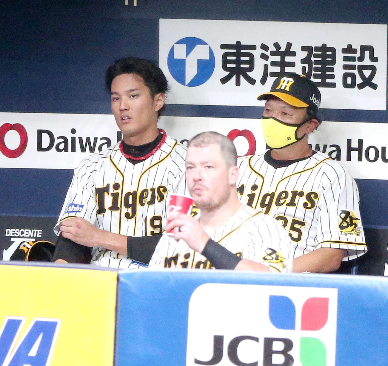 阪神対広島　藤浪（左）は6回に失点しベンチで福原投手コーチと話す（撮影・上山淳一）
