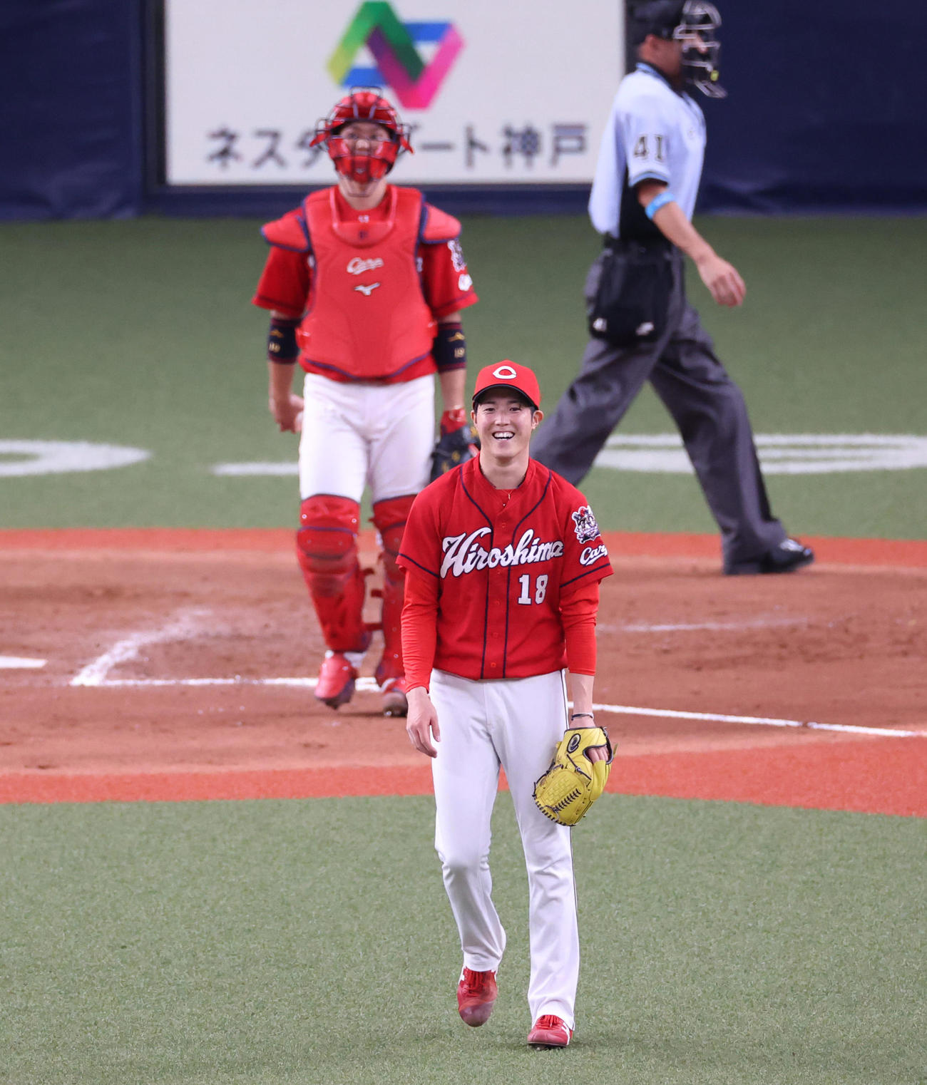 完封勝利をあげ笑顔をみせる森下暢仁（撮影・清水貴仁）