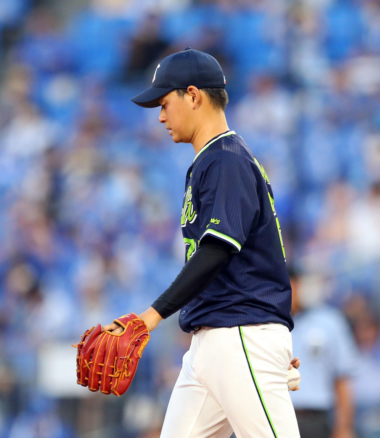 DeNA対ヤクルト　1回裏DeNA1死一、二塁、佐野に適時打を打たれ肩を落とす吉田喜（撮影・大野祥一）