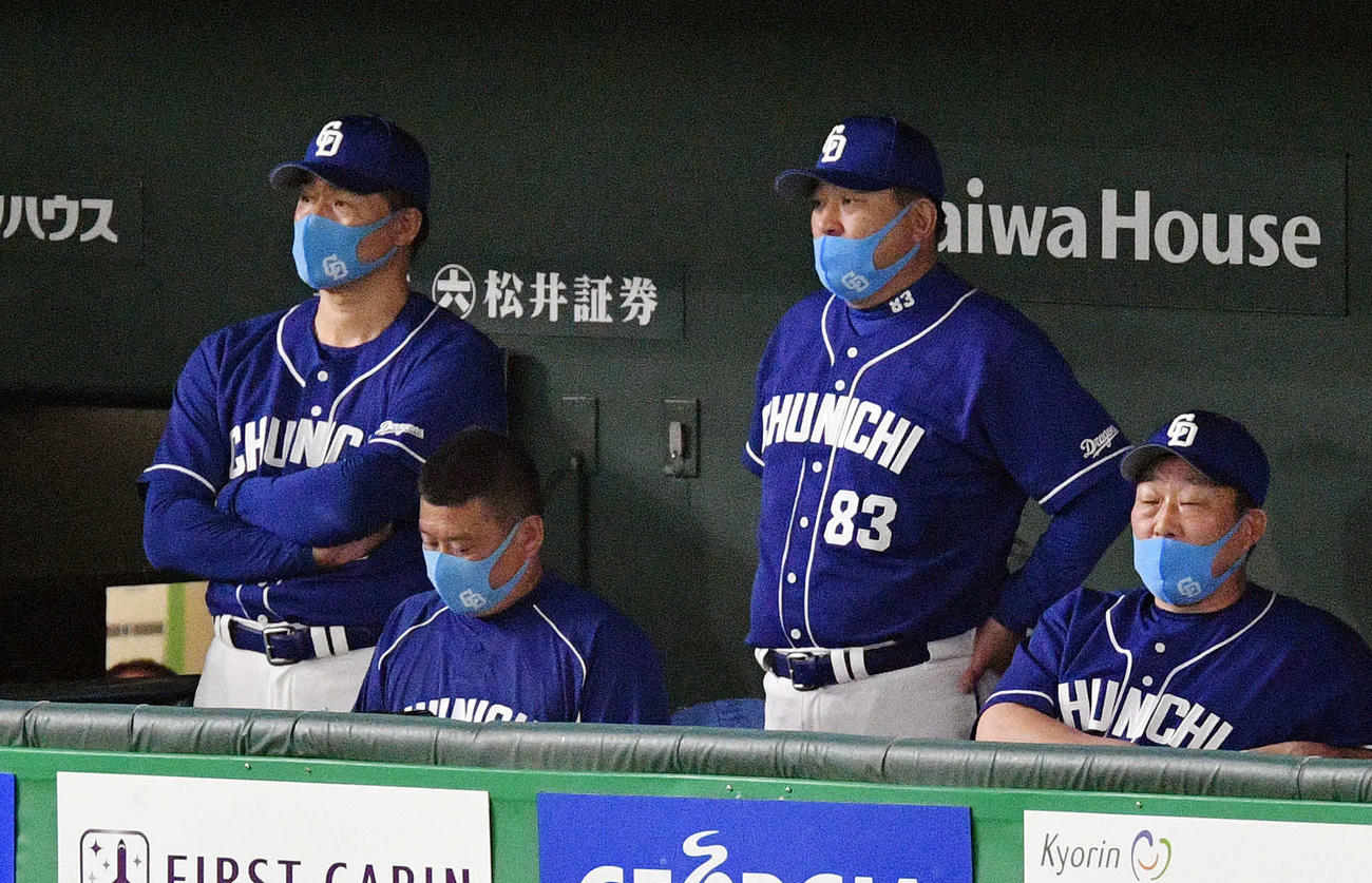 巨人対中日　9回、戦況を見つめる中日与田監督（左）ら（撮影・滝沢徹郎）