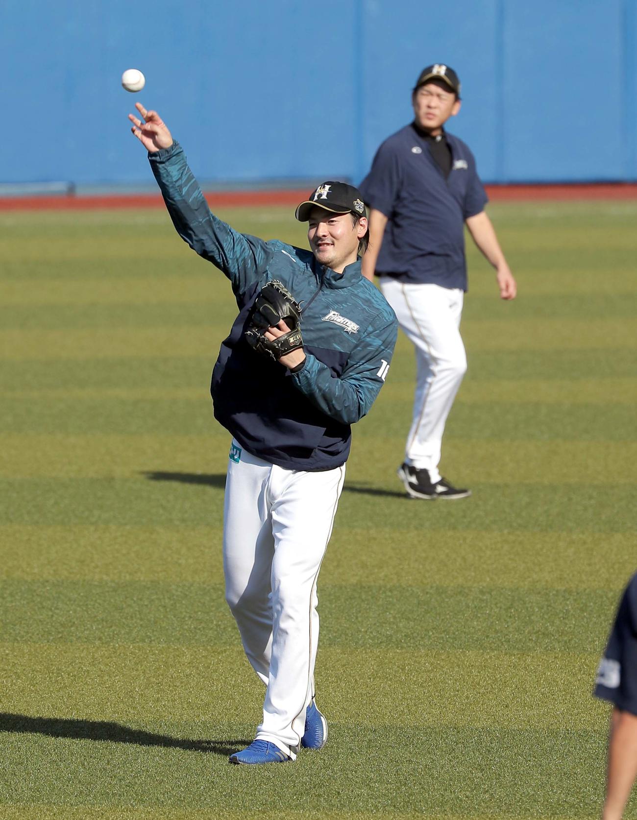 ロッテ対日本ハム　試合前、笑顔でキャッチボールをする日本ハム有原（撮影・佐藤翔太）