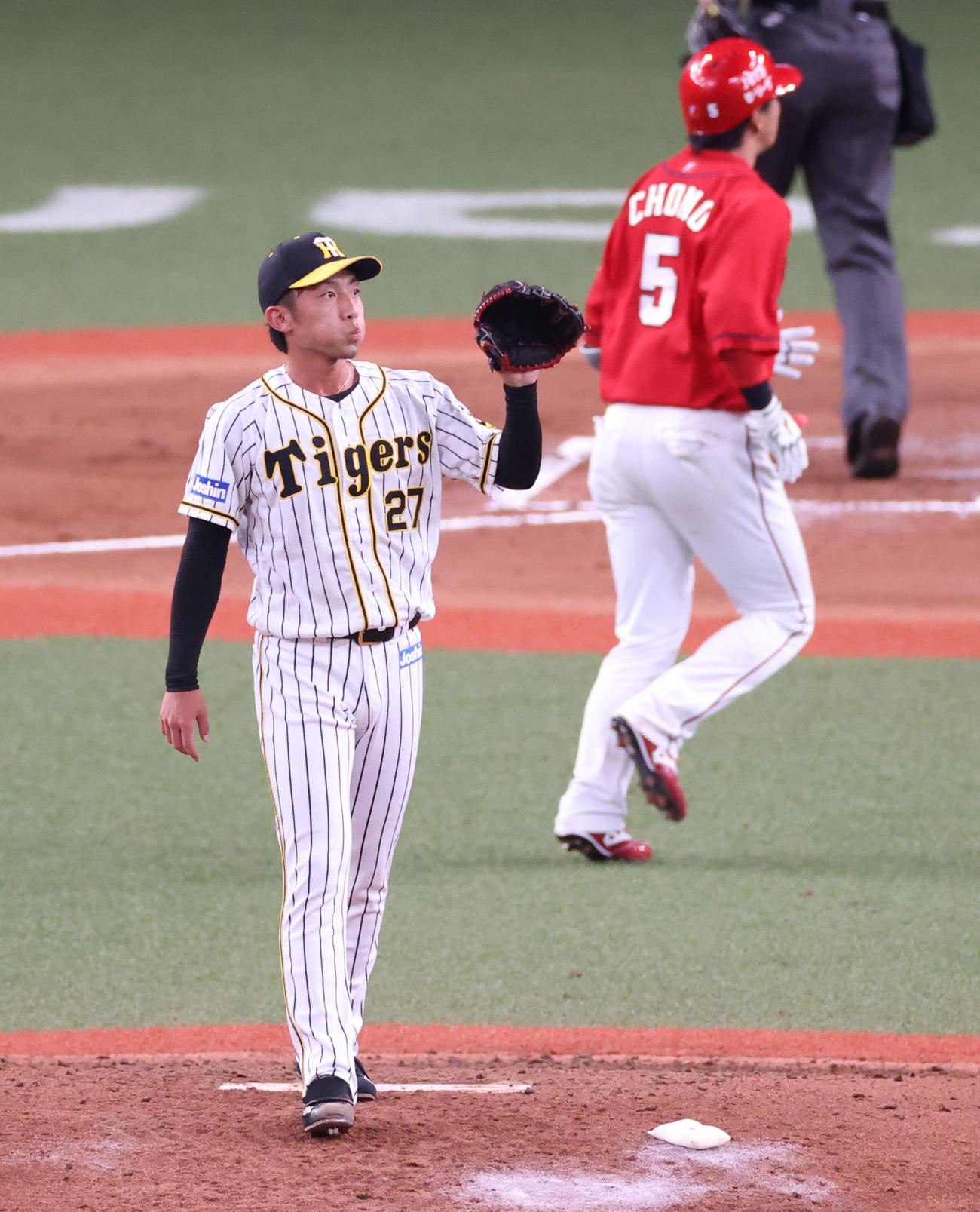7回表広島1死、長野を右飛に抑える尾仲（撮影・清水貴仁）