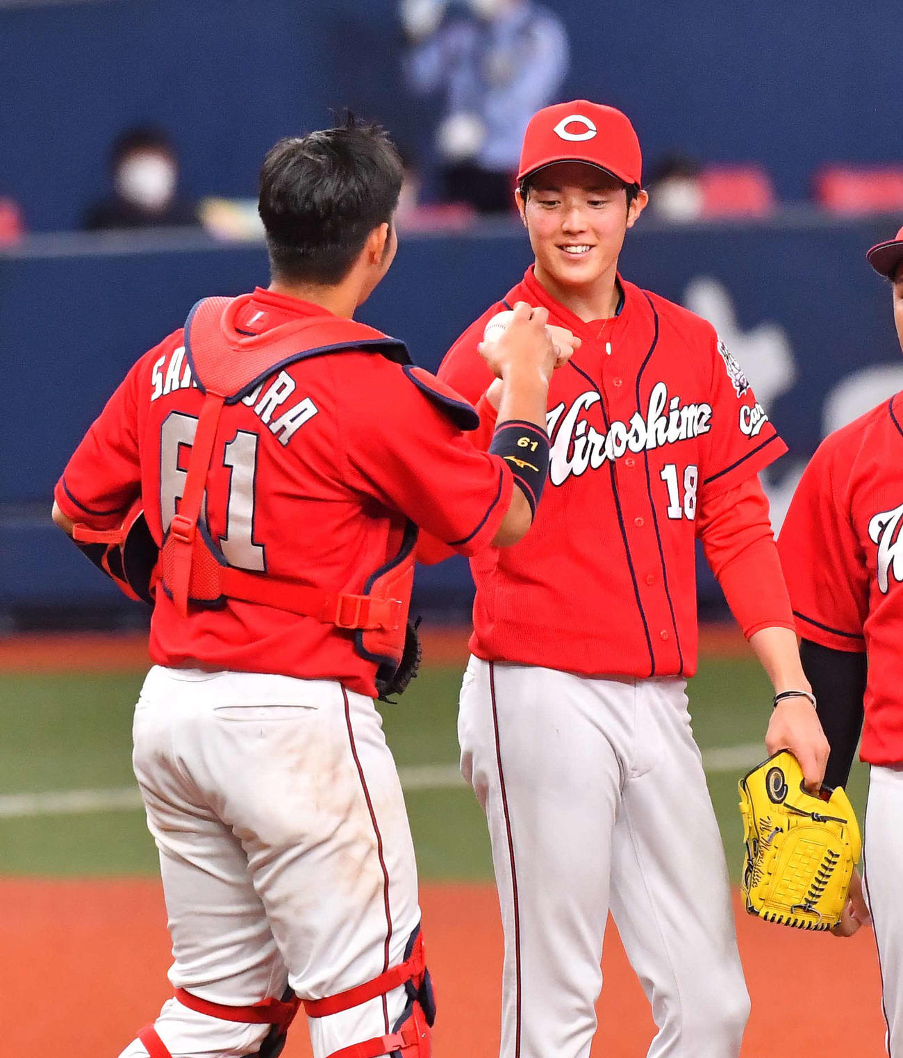 阪神対広島　プロ初完投、初完封勝利をあげ坂倉（左）から勝利球をもらう森下（撮影・上田博志）