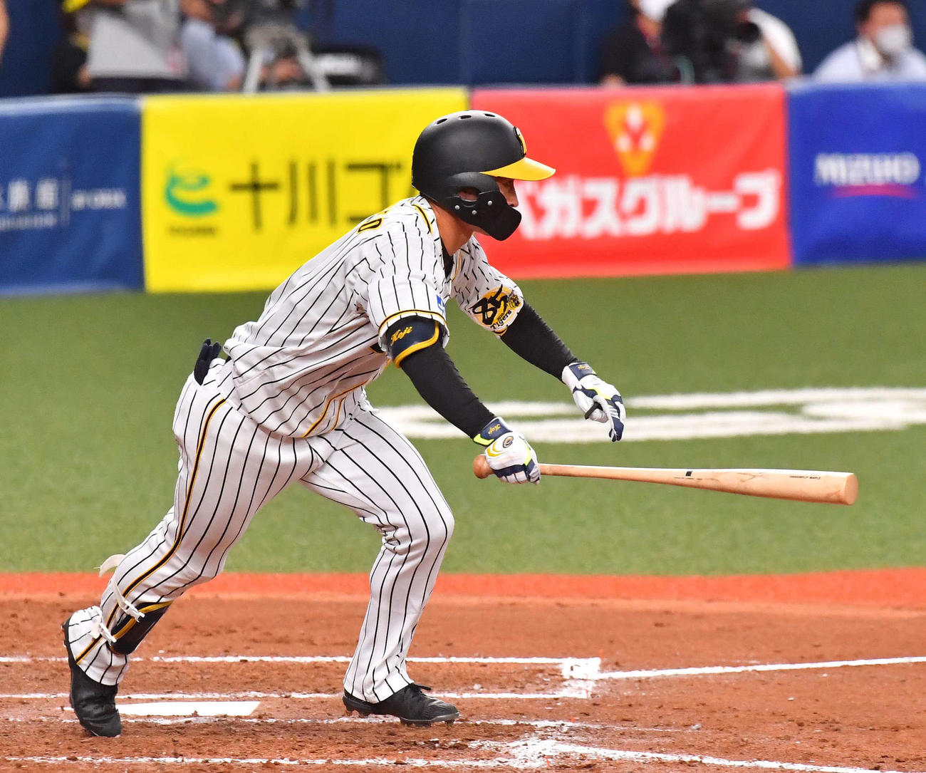 阪神対広島　9回裏阪神2死、中前安打を放つ近本光司（撮影・上田博志）