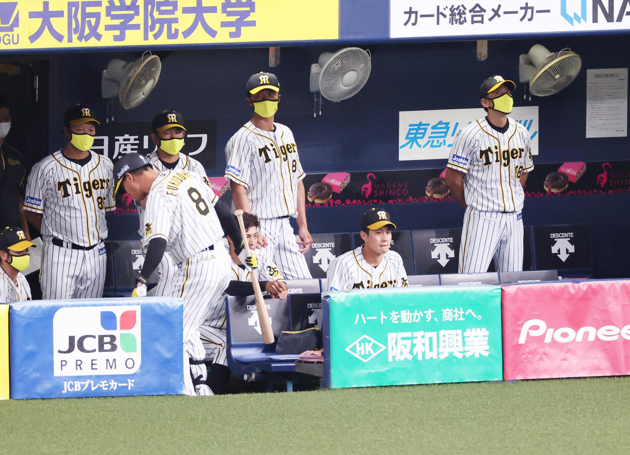 見逃し三振に倒れる福留孝介と矢野耀大監督（撮影・清水貴仁）