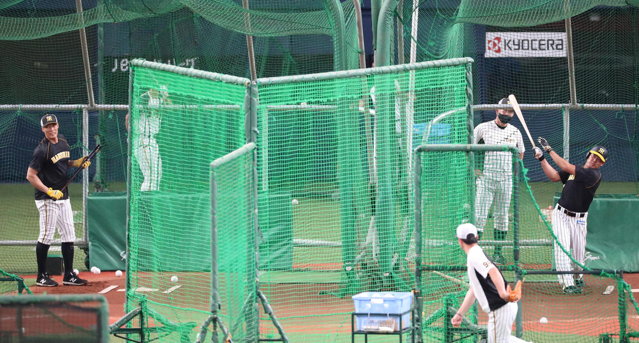 試合前、早出特打を行う糸井嘉男（左）と福留孝介（撮影・清水貴仁）