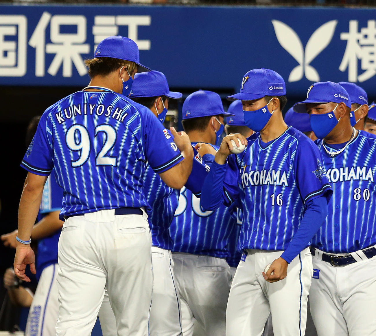 DeNA対ヤクルト　ウイニングボールを2個持って勝利を喜ぶDeNA大貫（手前右）（撮影・大野祥一）