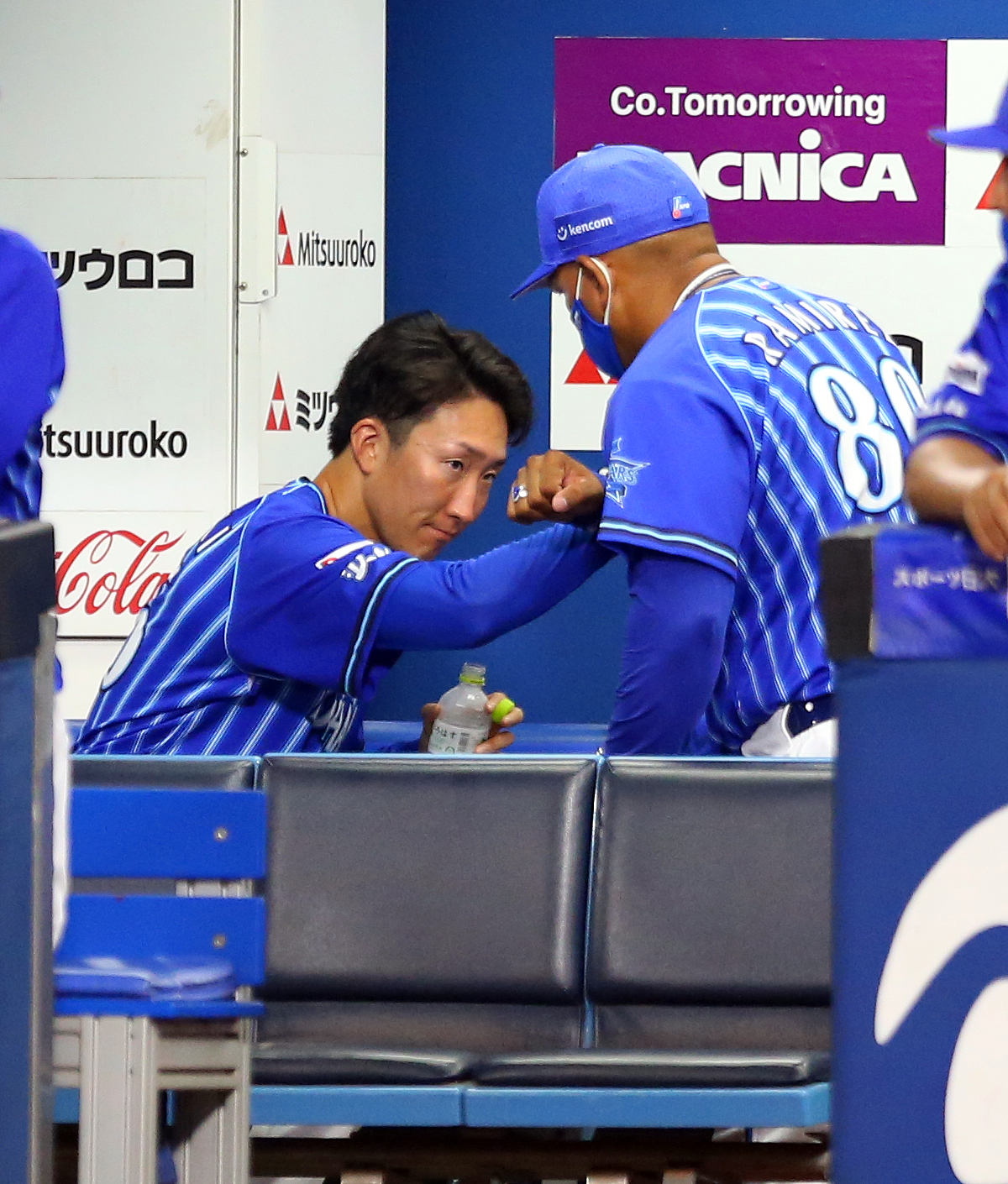 DeNA対ヤクルト　6回表ヤクルト2死一塁、降板したDeNA大貫（左）はラミレス監督とエルボータッチをかわす（撮影・大野祥一）