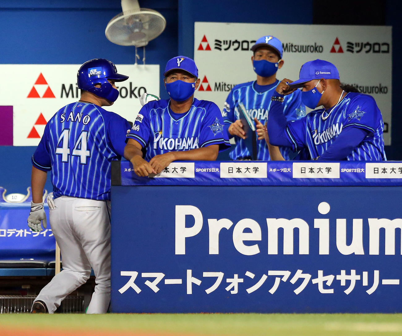 DeNA対ヤクルト　7回裏DeNA1死満塁、中犠飛を放った佐野（左）とガッツポーズするラミレス監督（右）（撮影・大野祥一）