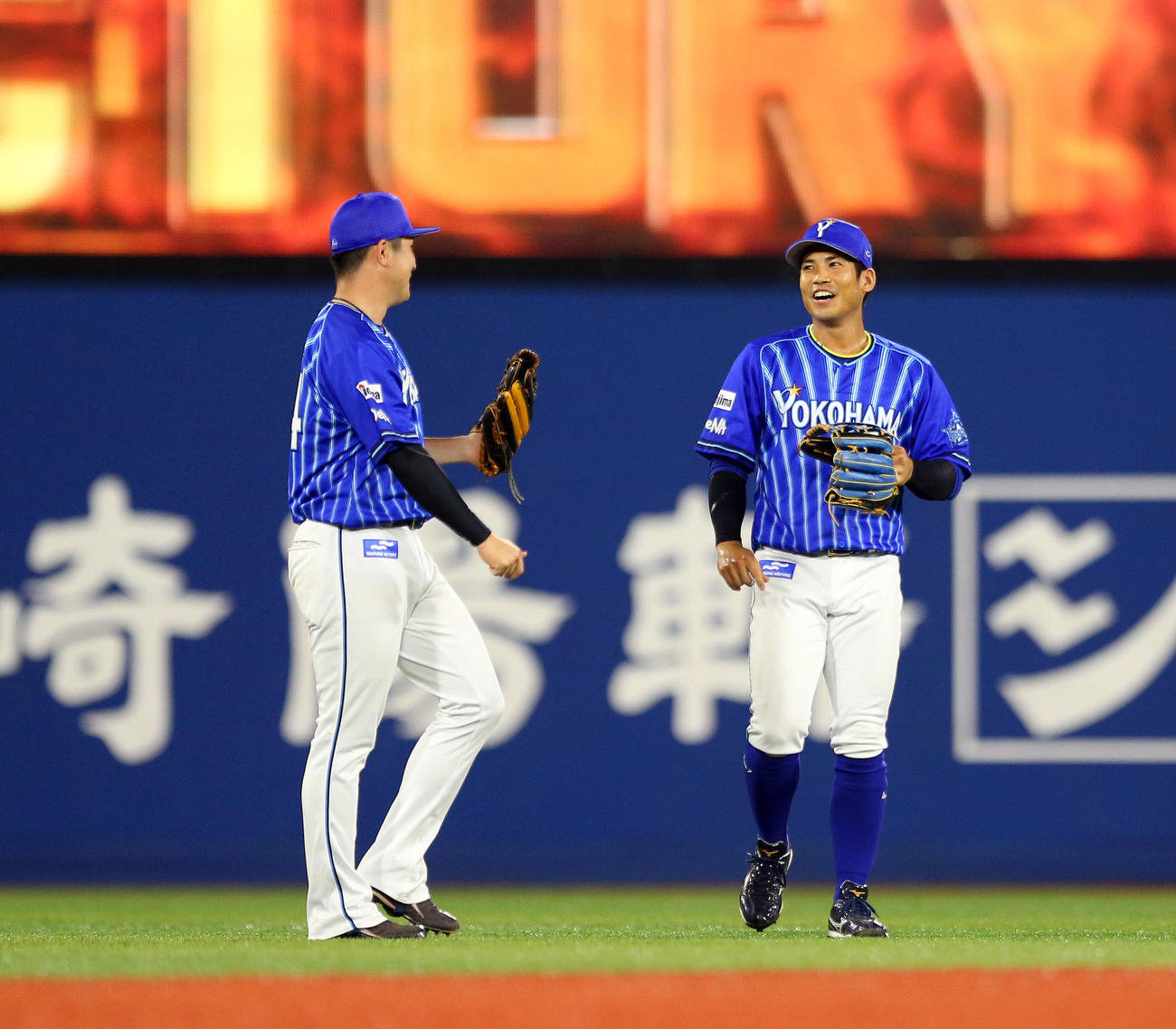 DeNA対ヤクルト　勝利を喜ぶDeNA桑原（右）と佐野（撮影・大野祥一）