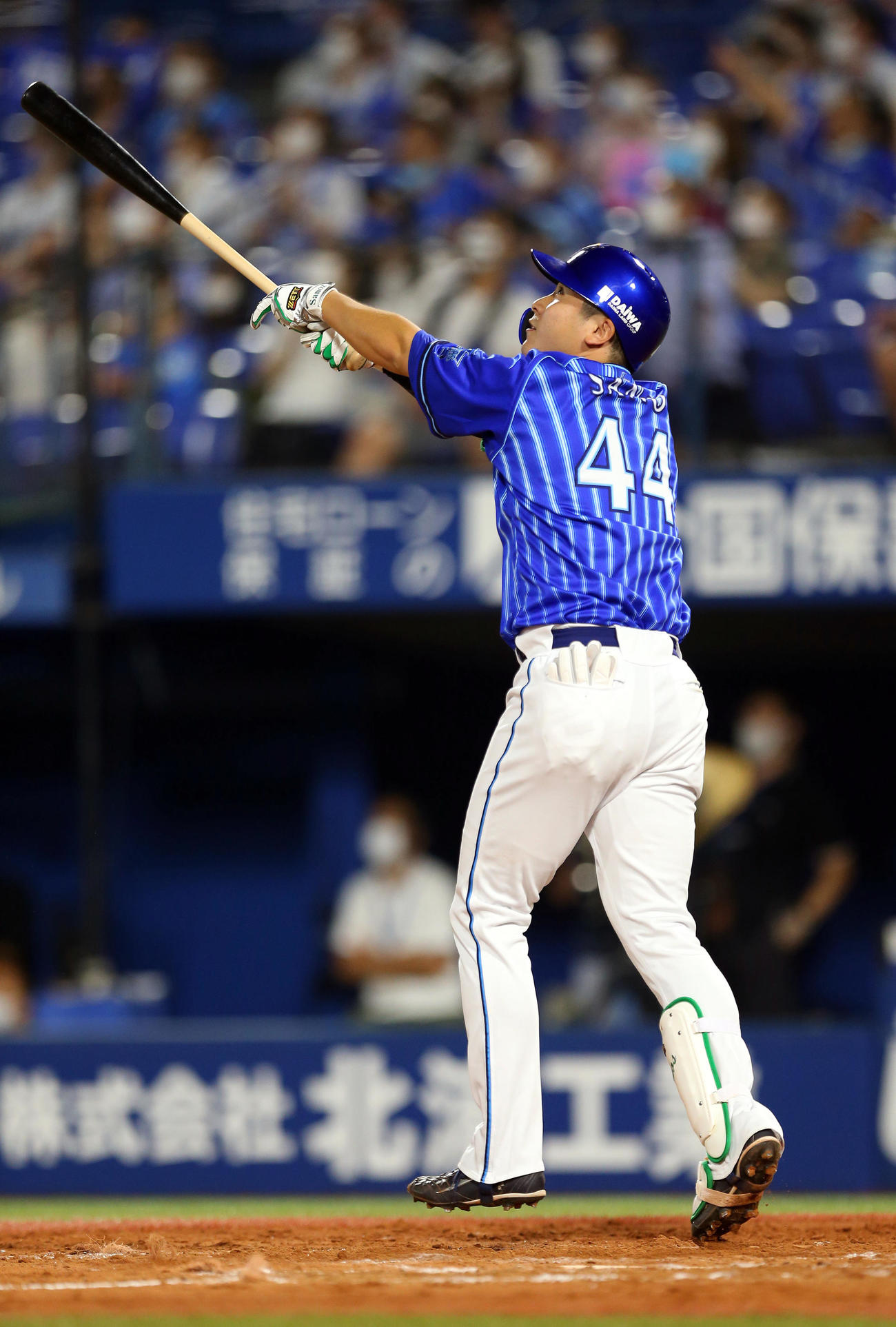DeNA対ヤクルト　7回裏DeNA1死満塁、中犠飛を放つ佐野（撮影・大野祥一）