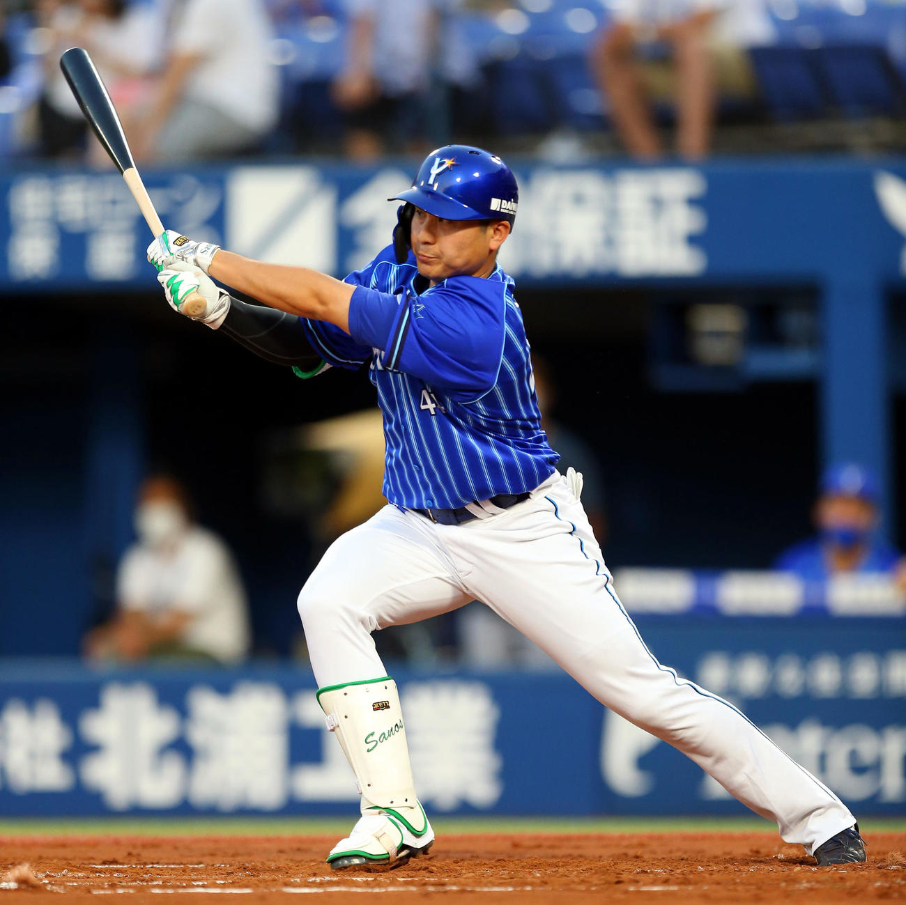 DeNA対ヤクルト　1回裏DeNA1死一、二塁、中前適時打を放つ佐野（撮影・大野祥一）