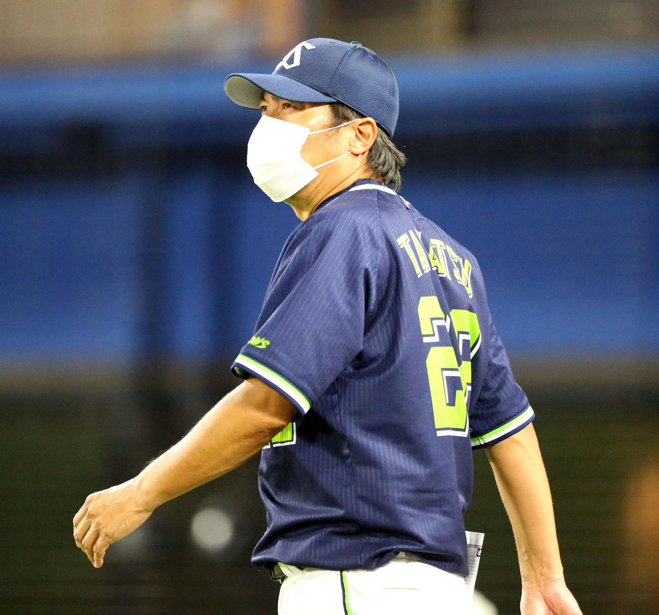 DeNA対ヤクルト　7回裏、交代を告げるヤクルト高津監督（撮影・大野祥一）