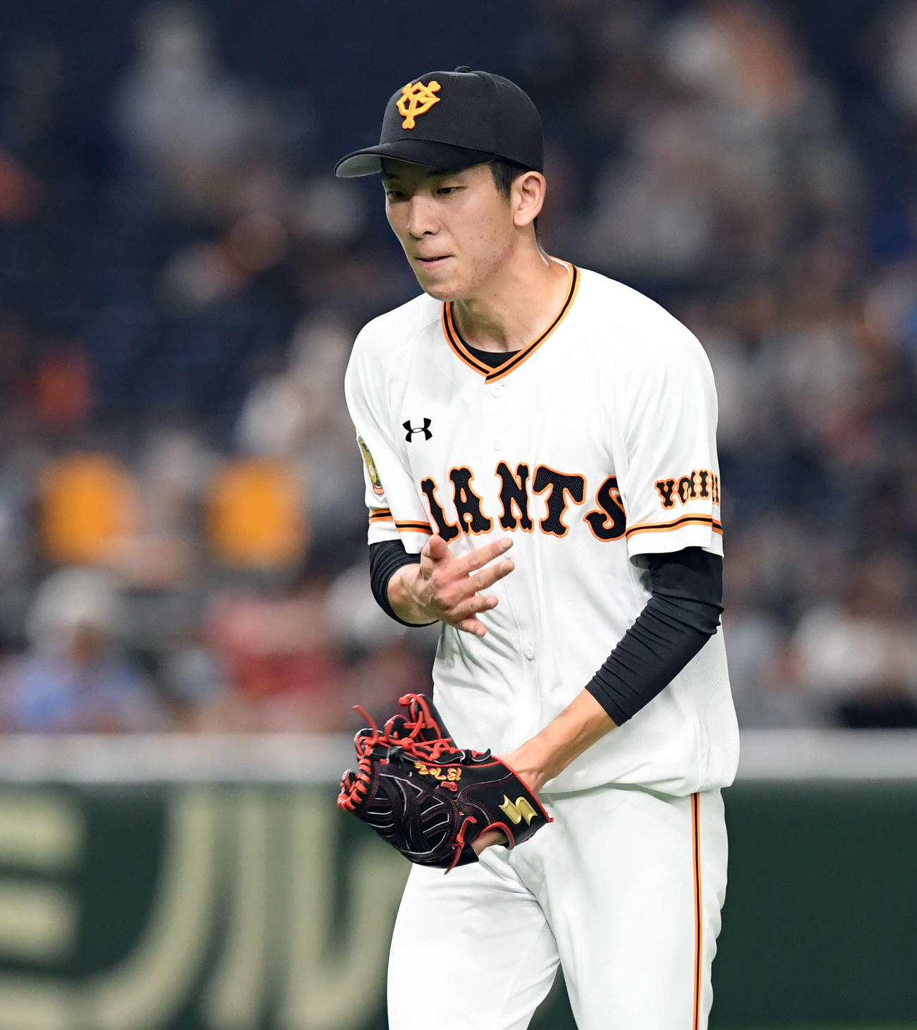 巨人対中日　5回表、ランナーを背負いながらも無失点に抑えた巨人の先発戸郷（撮影・たえ見朱実）
