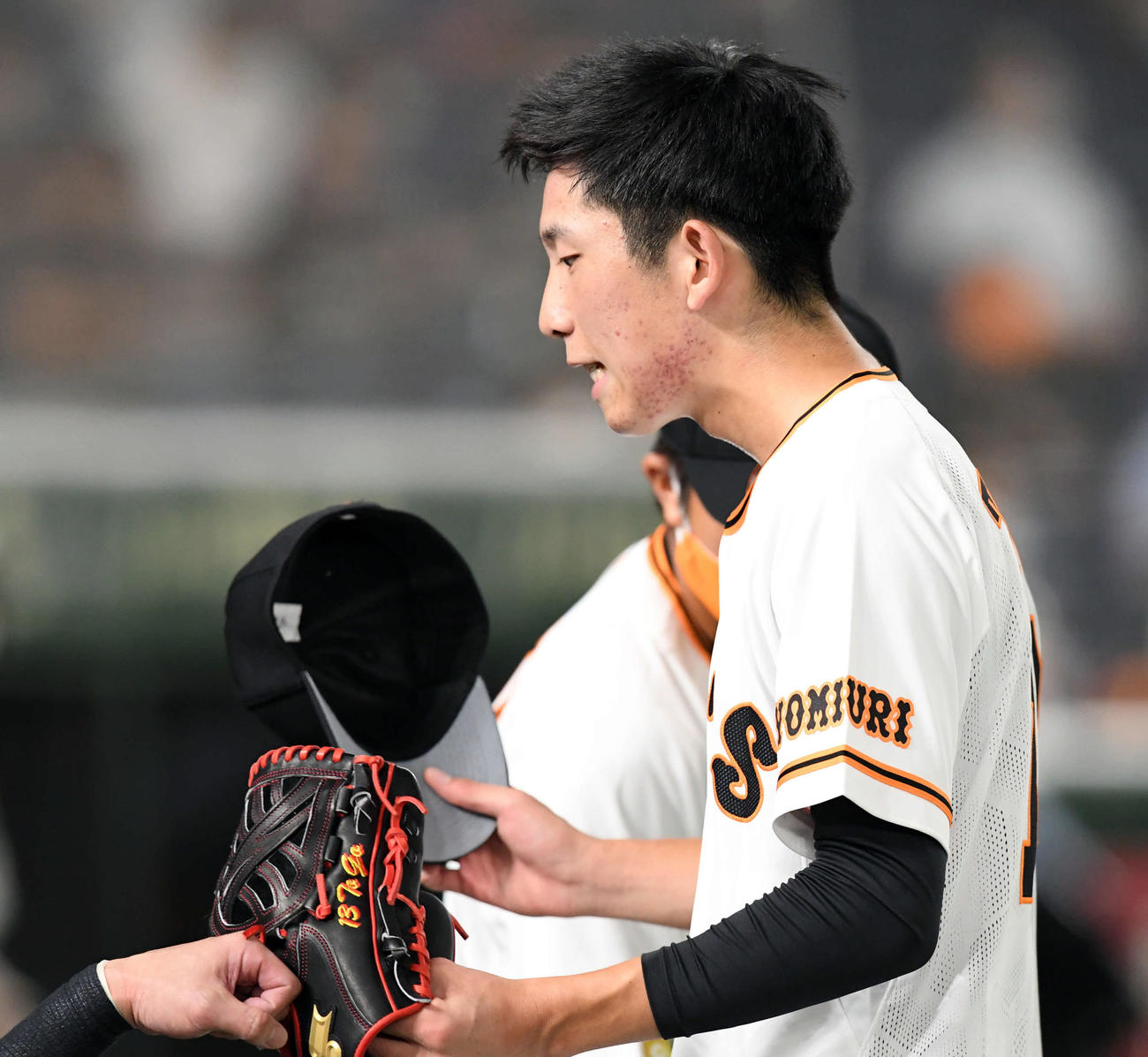 巨人対中日　6回途中でマウンドを降りる巨人の先発戸郷（撮影・たえ見朱実）