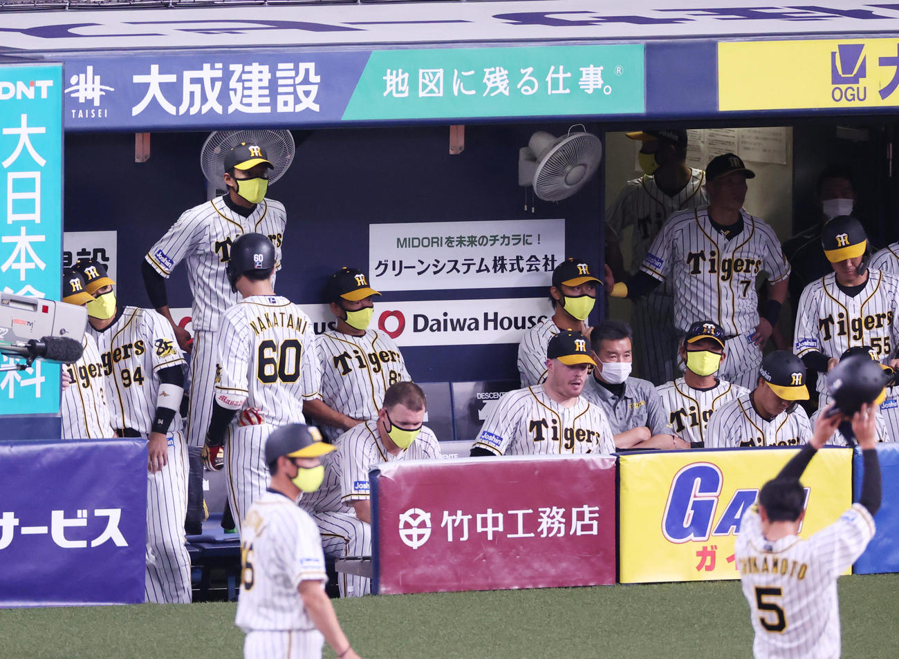 広島森下暢仁の前に完封負けとなりがっくりする阪神の選手たち（撮影・清水貴仁）