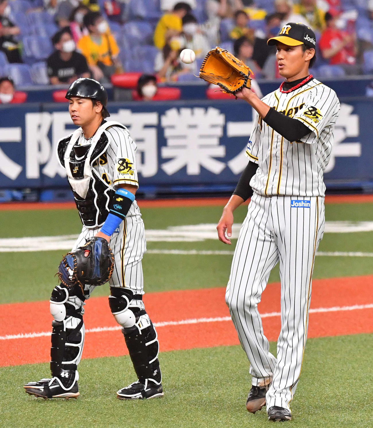 阪神対広島　初回に3失点しボールを受け取る阪神藤浪（右）。左は捕手梅野（撮影・上田博志）