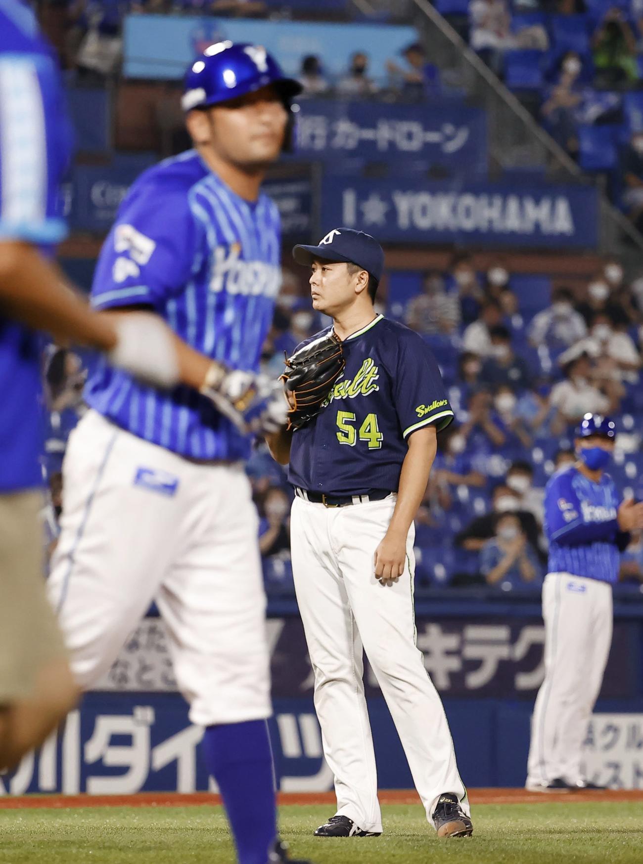 7回DeNA2死満塁、代打嶺井（左）に押し出し死球を与えたヤクルト中沢（共同）